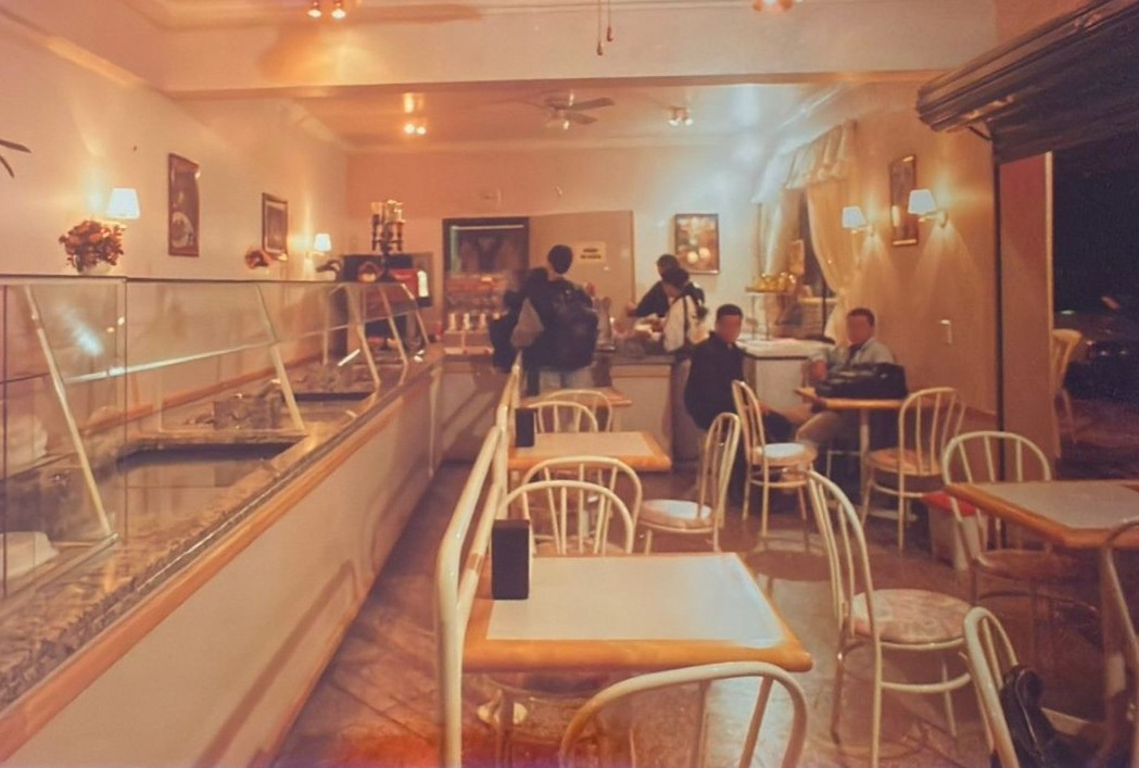 Ambiente interno do Skandallus durante a noite.