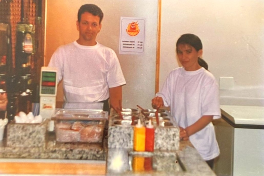 Fundadores do Skandallus atrás do balcão.