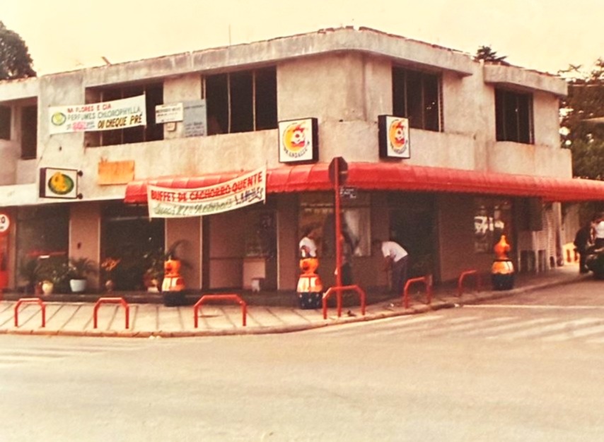 Fotografia da fachada original do Skandallus nos anos 90.
