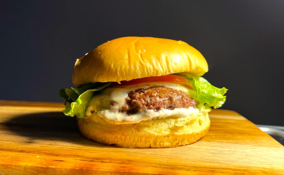 Hambúrguer suculento com queijo derretido