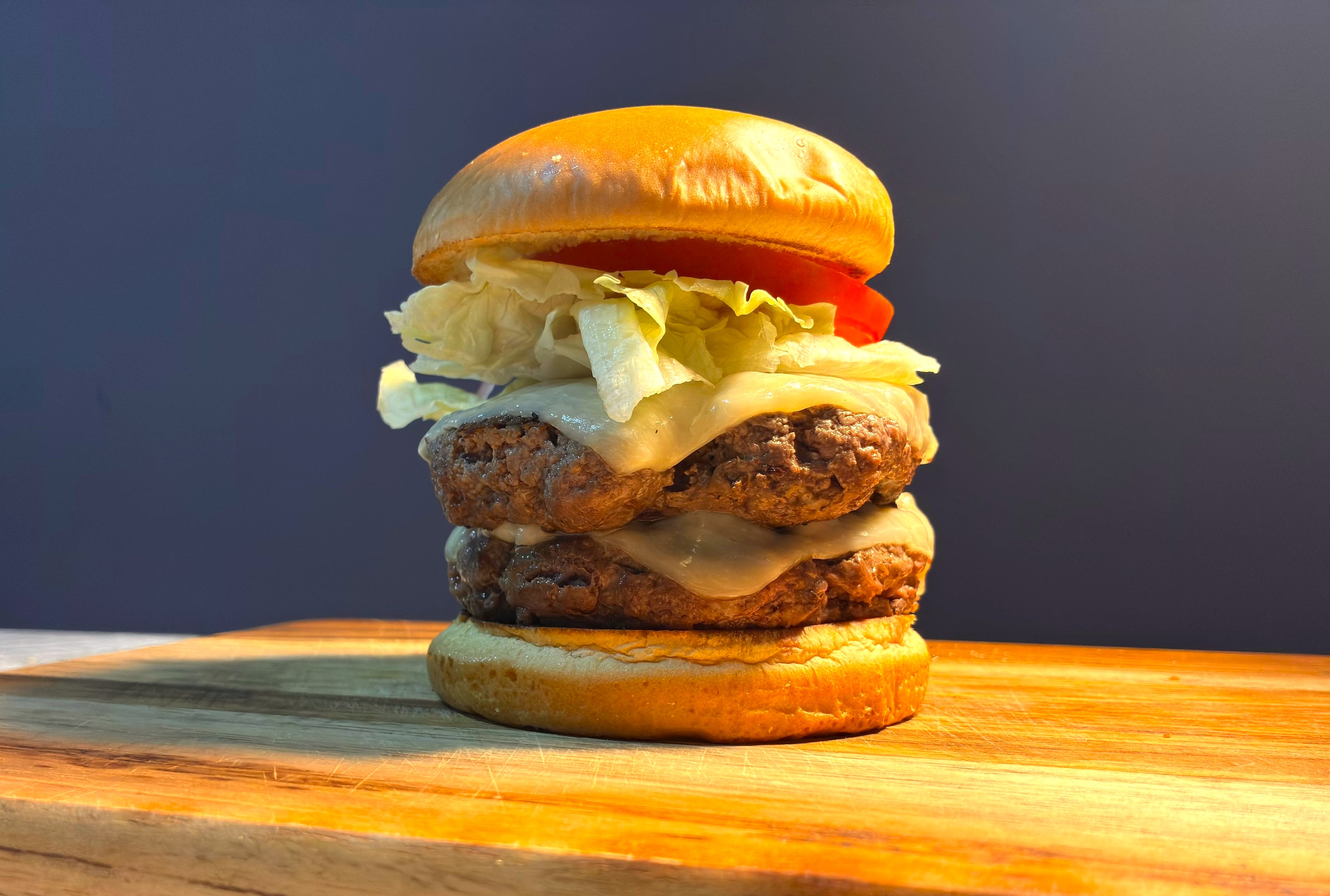 Hambúrguer duplo suculento com queijo derretido