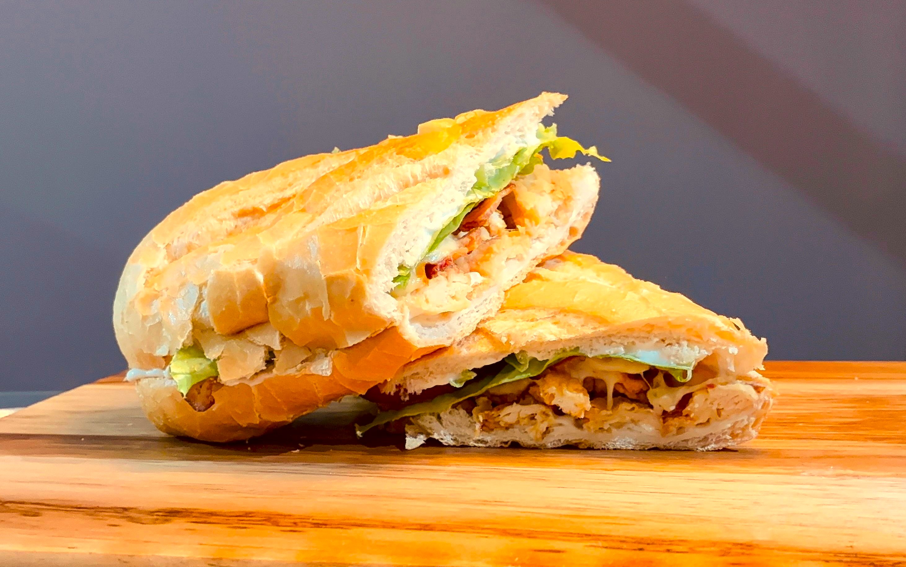 Sanduíche de frango empanado com bacon e provolone defumado